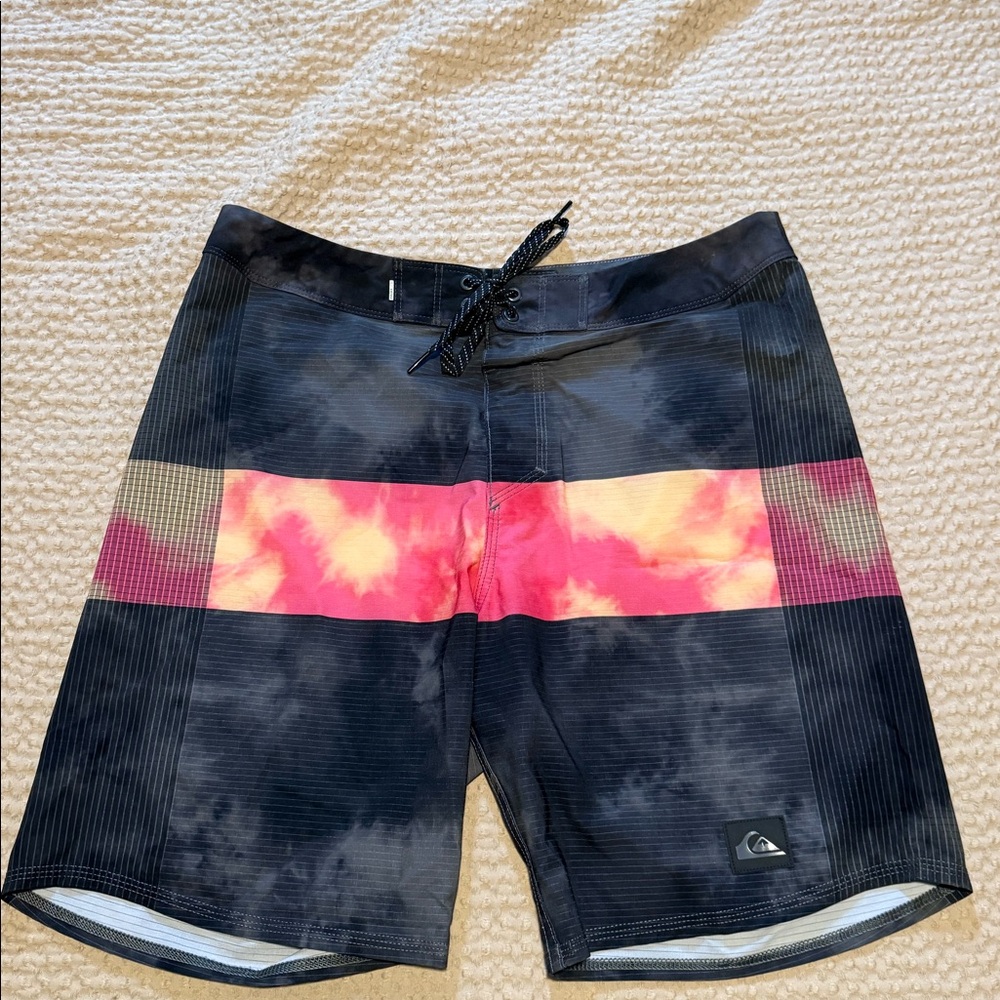 Quicksilver board shorts limited release size 31”